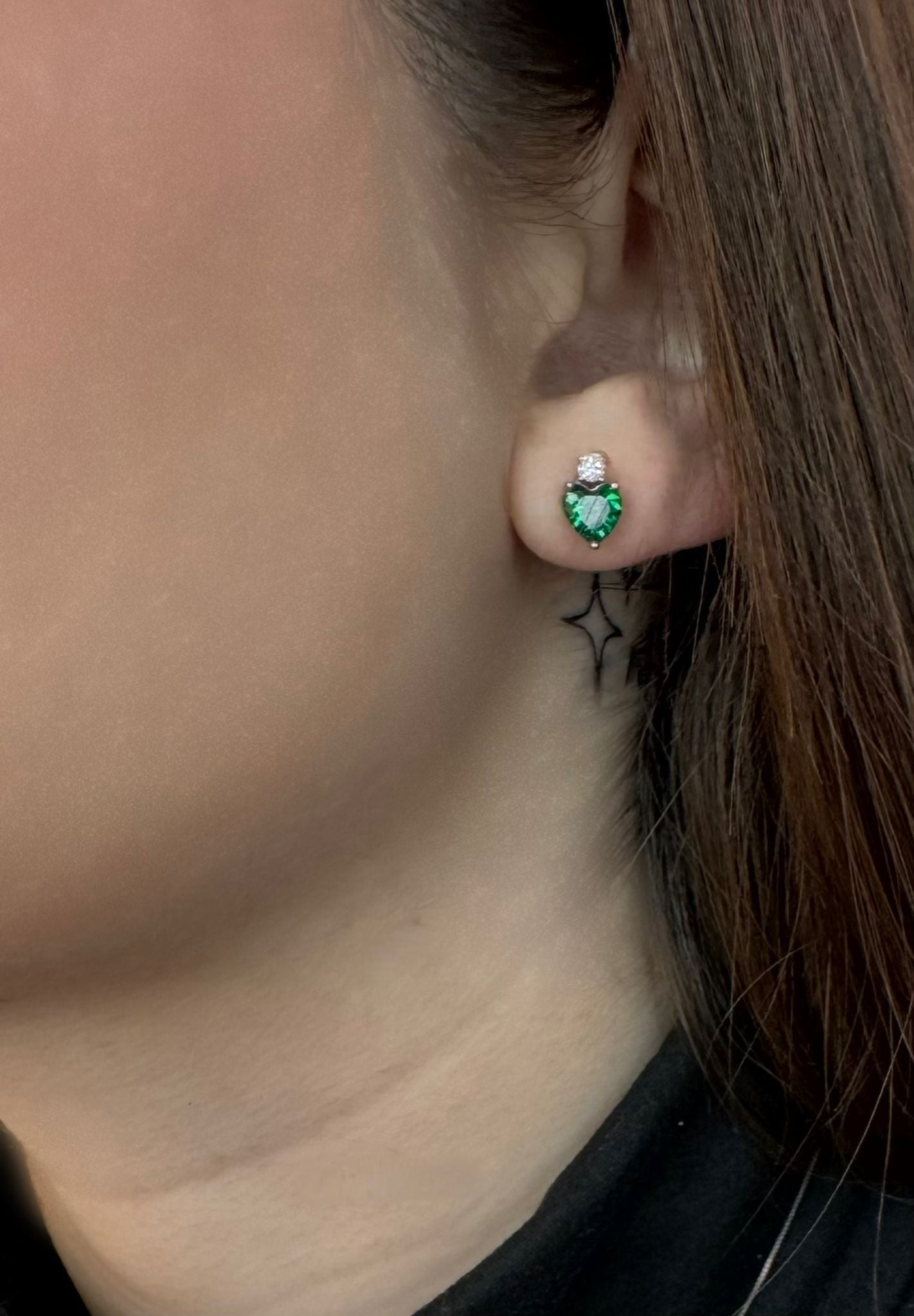 Orecchini a lobo forma cuore  di cristallo verde swarovski con punto luce in argento 925 Feelings Jewels